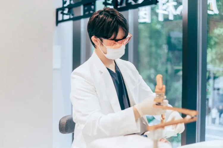 関内馬車道みなとまち歯科でのトランセントホワイトニングの治療風景