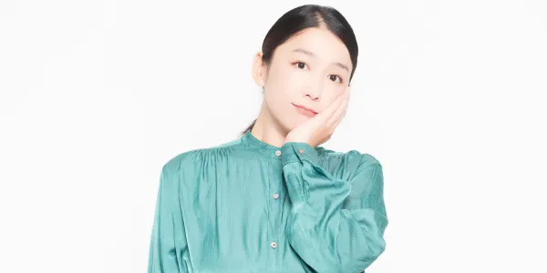 歯並びで悩んでいる女性